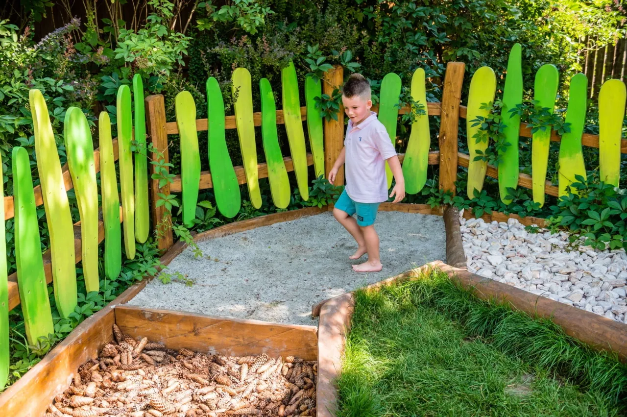 Ścieżka sensoryczna dla dzieci przykłady i korzyści