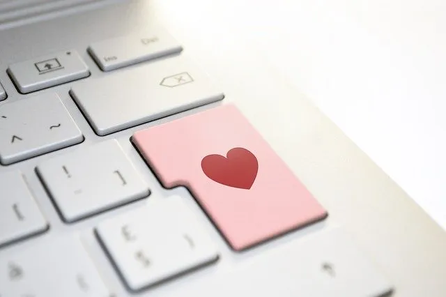 Zdjęcie Jak pisać z dziewczyną na Tinderze, aby nie stracić szansy na randkę