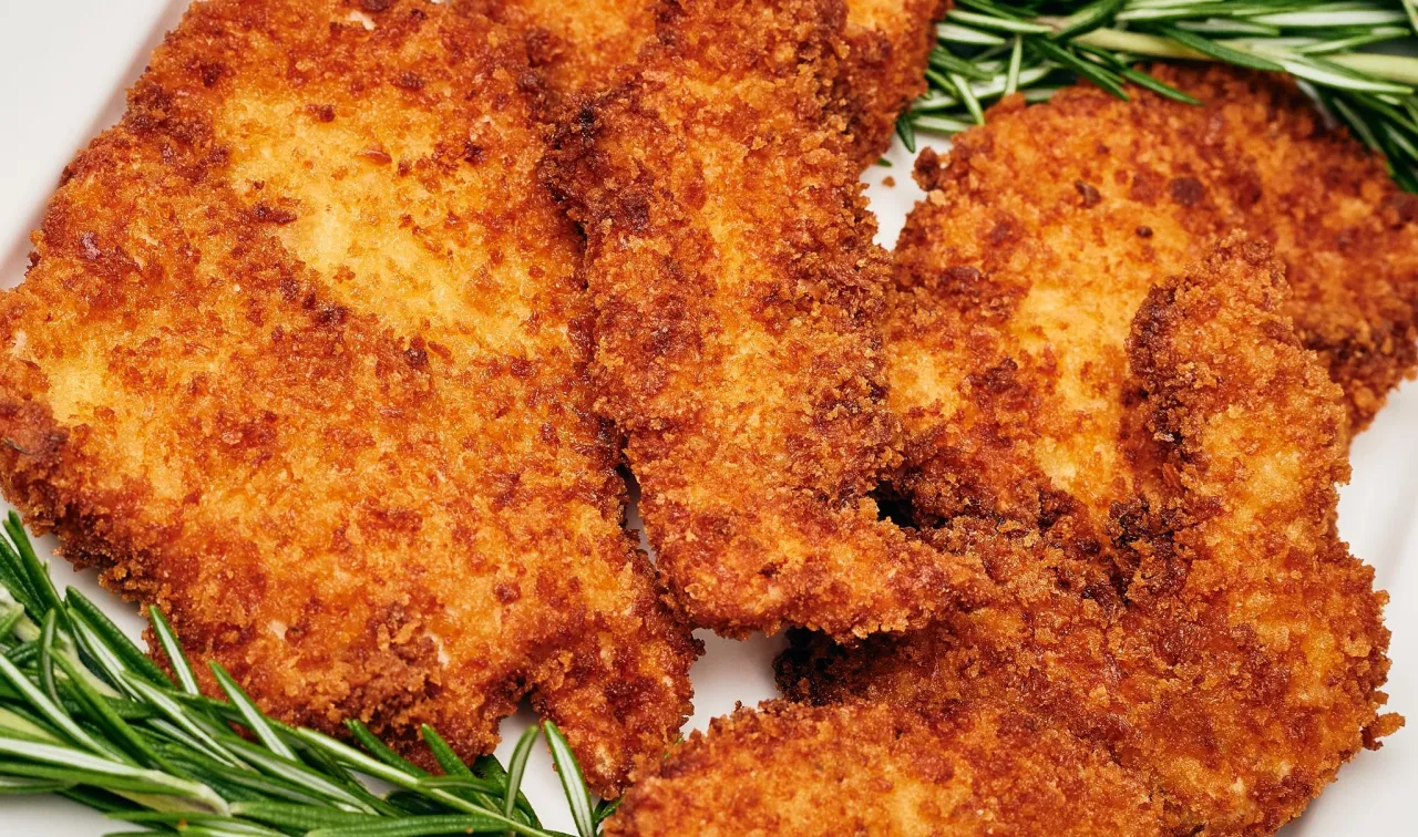Zdjęcie Ile smażyć kotlety drobiowe, aby były chrupiące i soczyste?