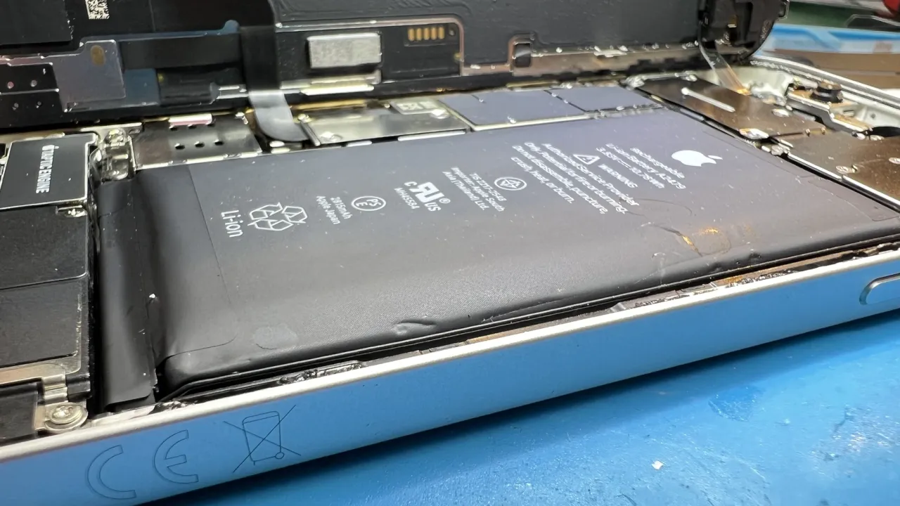 Zdjęcie Wymiana baterii iPhone 11: Sprawdź ceny i najlepsze serwisy naprawcze