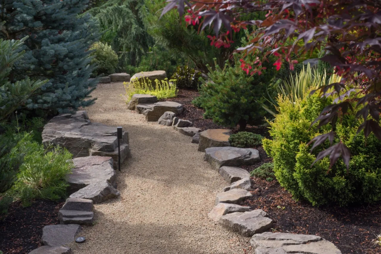 Zdjęcie Jak zrobić ścieżkę w ogrodzie ze żwiru - unikaj najczęstszych błędów