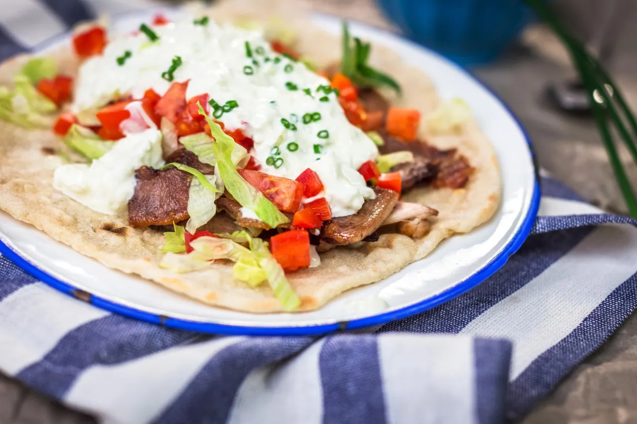 Zdjęcie Ile kalorii ma sałatka gyros? Sprawdź, co możesz zyskać lub stracić