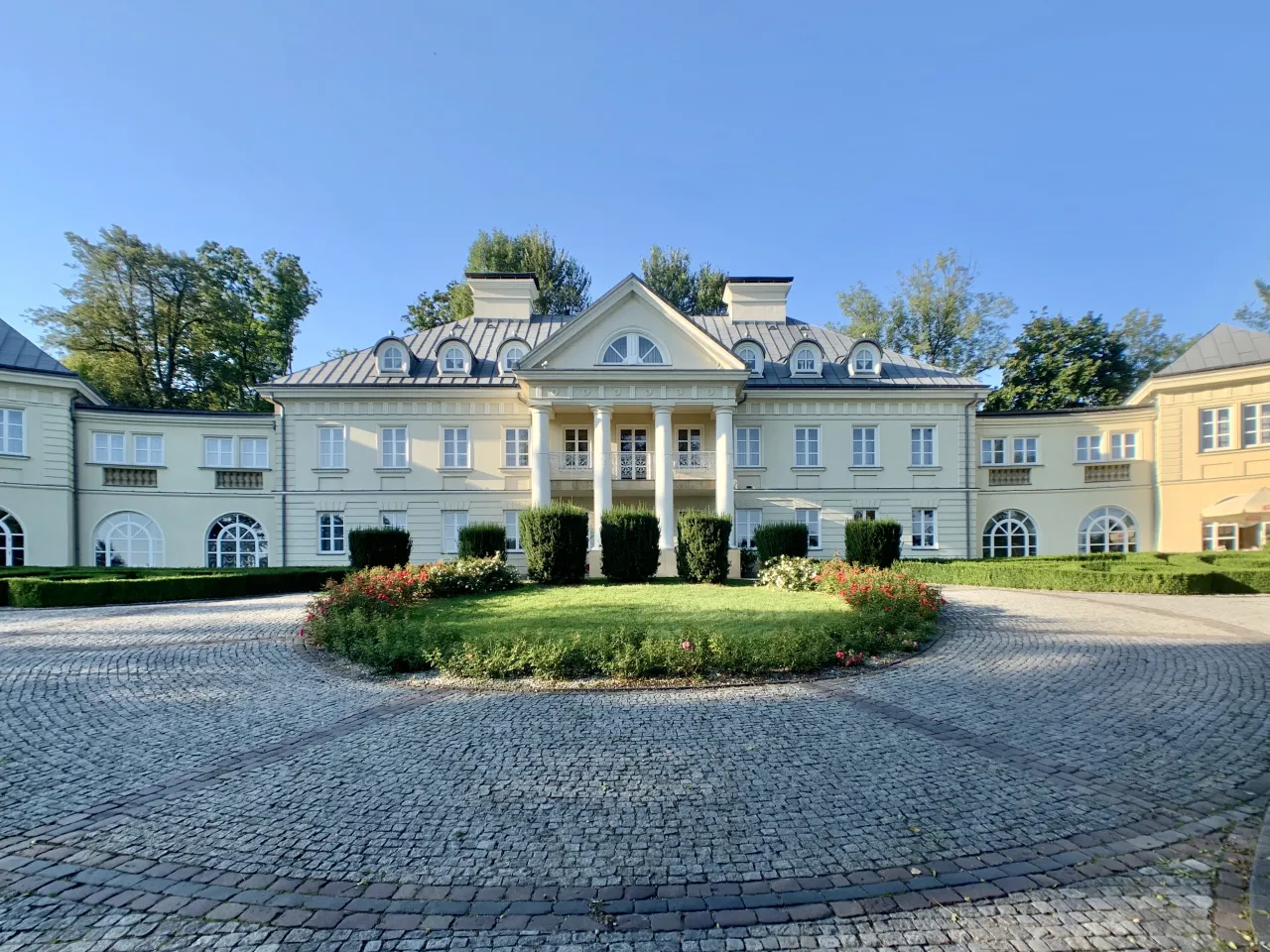 Zdjęcie Pałac w Śmiłowicach: Historia, atrakcje i wyjątkowe usługi hotelowe