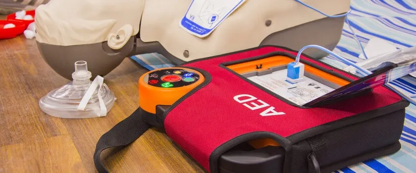 Zdjęcie Defibrylator AED - kluczowe informacje o jego zastosowaniu w ratowaniu życia