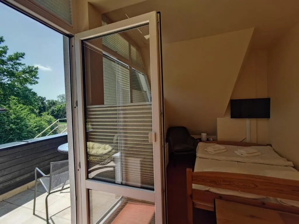 Zdjęcie Hotel Dworek Legnickie Pole - komfortowy wypoczynek w atrakcyjnej lokalizacji