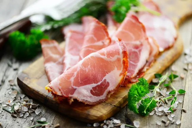 Zdjęcie Czy szynka parmeńska jest zdrowa? Odkryj ukryte ryzyka i korzyści
