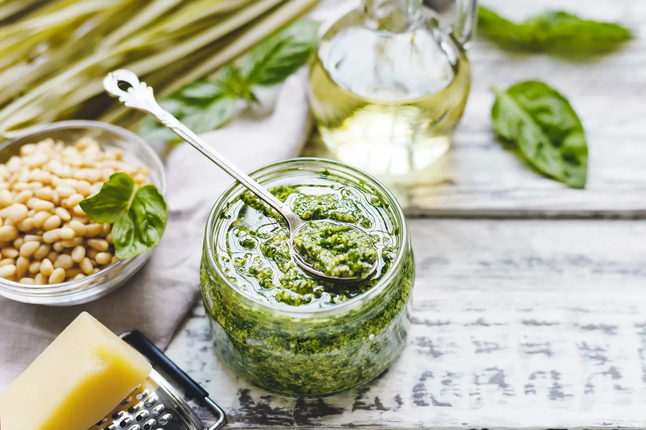 Zdjęcie Z czym jeść pesto bazyliowe? Odkryj najlepsze połączenia smakowe