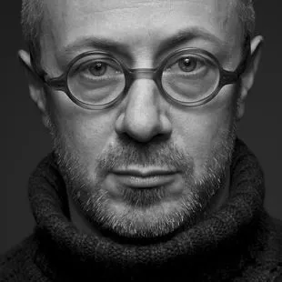 Zdjęcie Mikołaj Grynberg Auschwitz - co ja tu robię? Odkryj głębię emocji