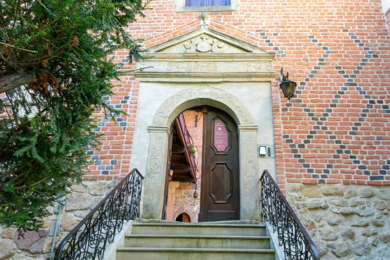 Zdjęcie Zamek w Dębnie - tajemnice architektury i historia, które zaskakują