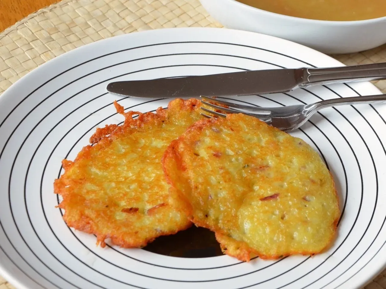 Zdjęcie Sekret chrupkich plack&oacute;w ziemniaczanych z piekarnika: Ile piec?