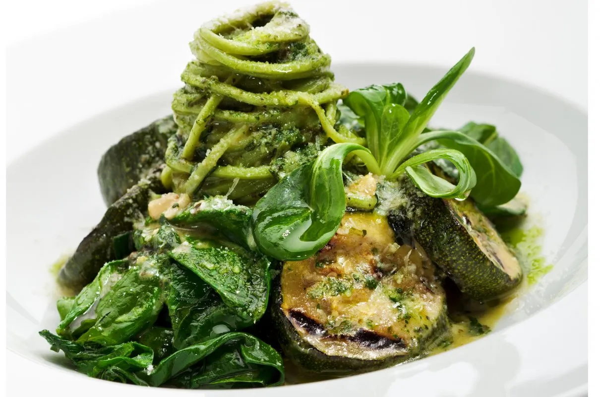 Zdjęcie Jak przygotować spaghetti z pesto bazyliowym - prosty przepis na smakowite danie