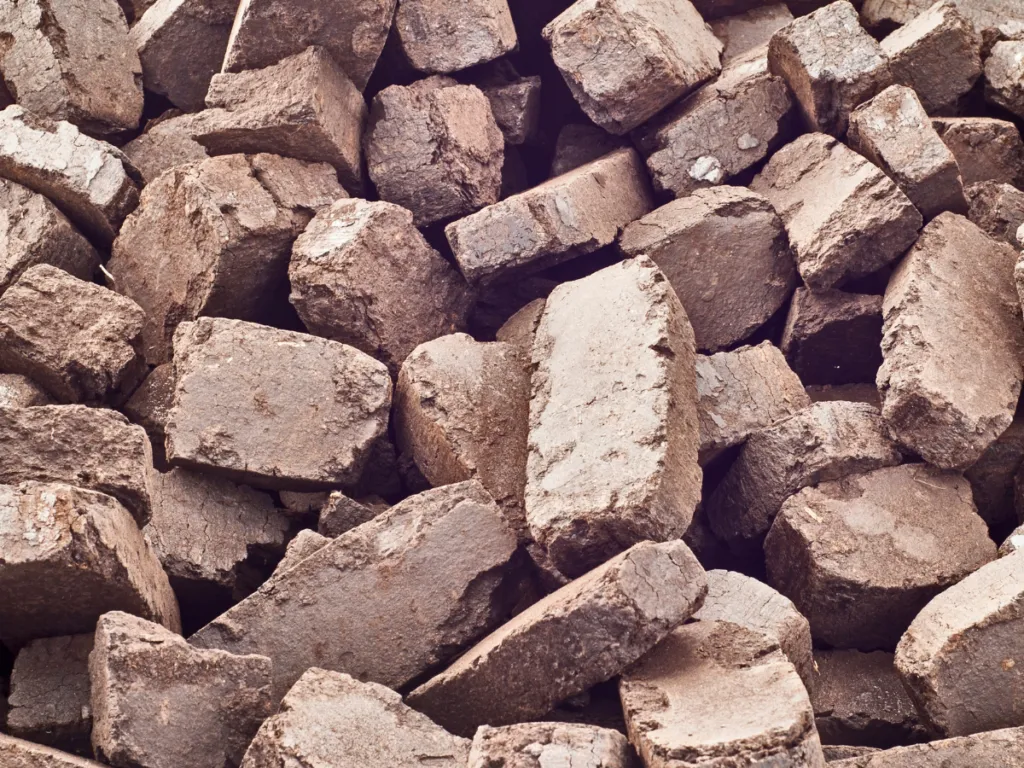 Zdjęcie Jak prawidłowo przechowywać brykiet torfowy, aby nie stracił jakości i efektywności