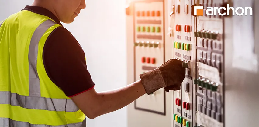 Zdjęcie Kto wykonuje przegląd techniczny budynku i jakie ma uprawnienia?