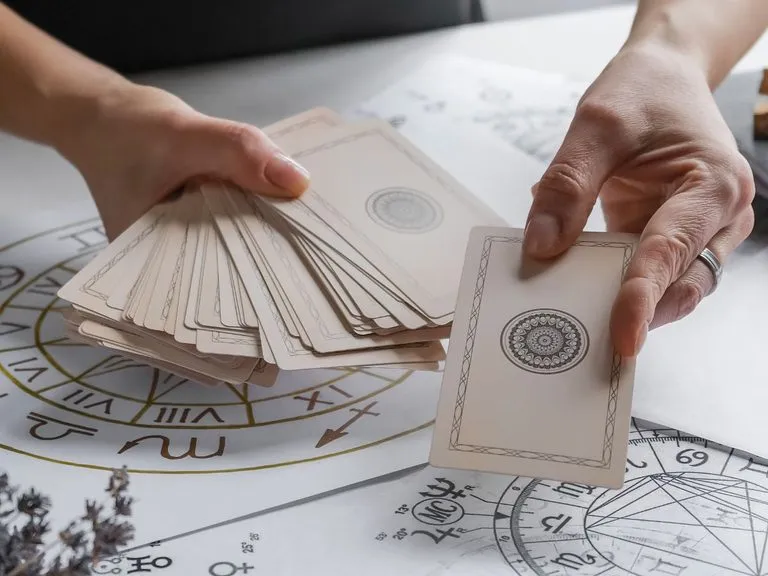 Zdjęcie Jak często można stawiać tarota, aby uniknąć błędnych interpretacji?