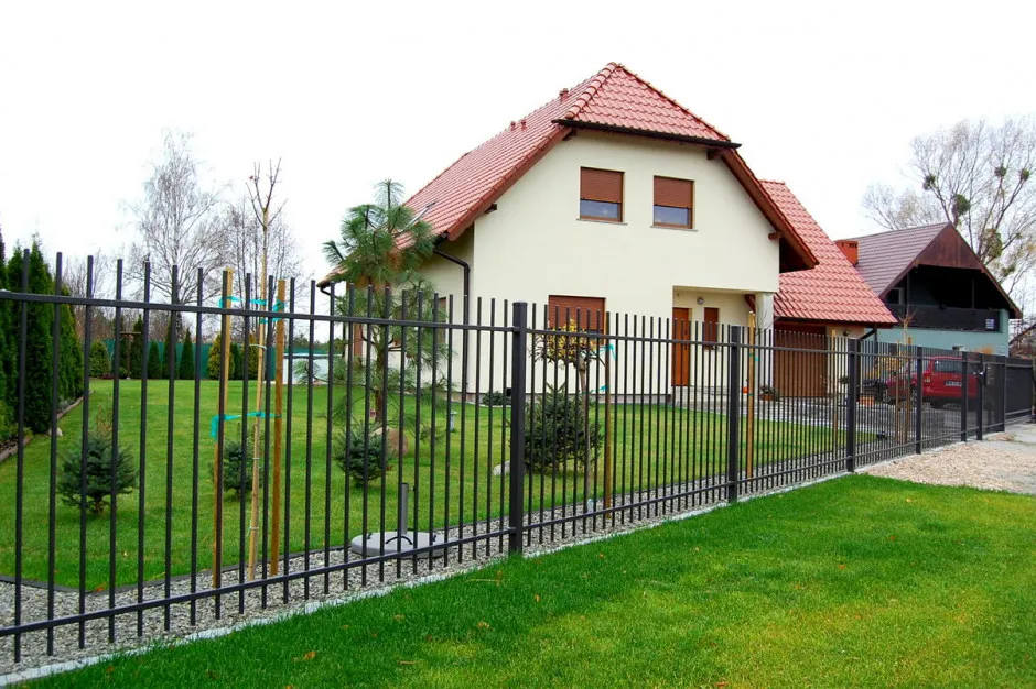 Zdjęcie Czy trzeba zgłaszać ogrodzenie działki? Poznaj przepisy i wymogi