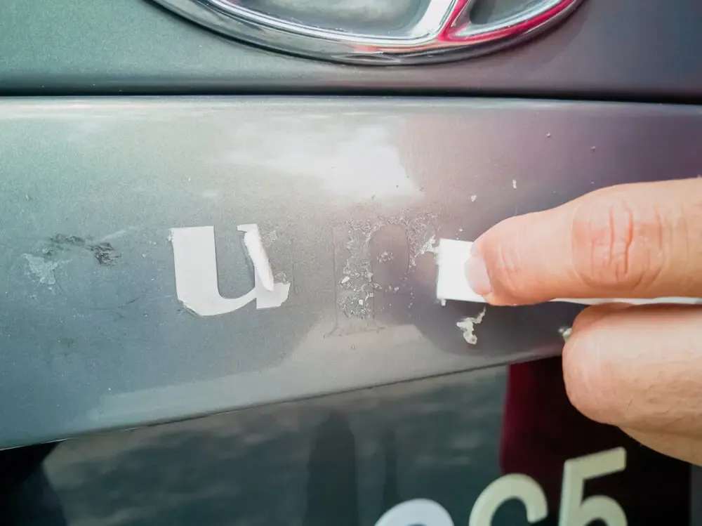 Zdjęcie Jak usunąć naklejki z karoserii samochodu bez uszkodzenia lakieru