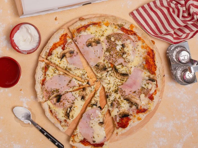 Zdjęcie Ile kcal ma pizza capriciosa? Zaskakujące wartości kaloryczne!