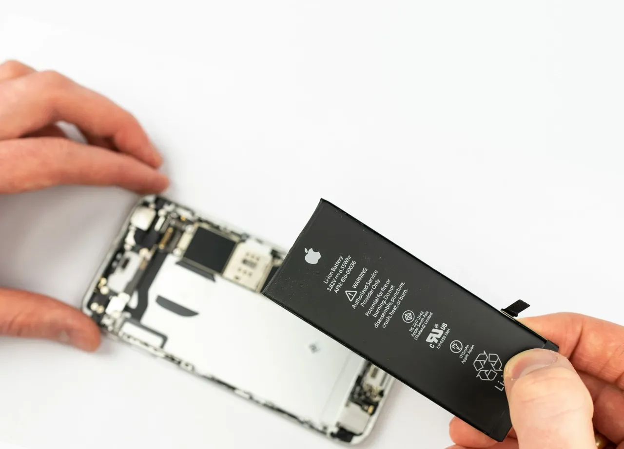 Zdjęcie Ile kosztuje wymiana baterii w iPhone 8 i czy warto to zrobić? Sprawdź teraz!