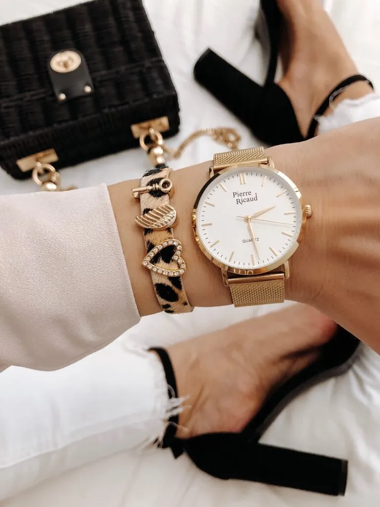 Zdjęcie Duży złoty zegarek damski – elegancja i styl na każdą okazję