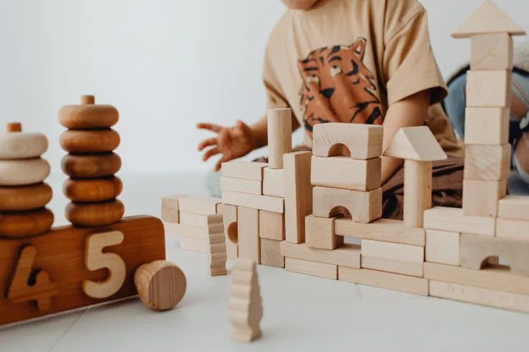 Zdjęcie Klocki sensoryczne Montessori: Jak wspierają rozwój Twojego dziecka?