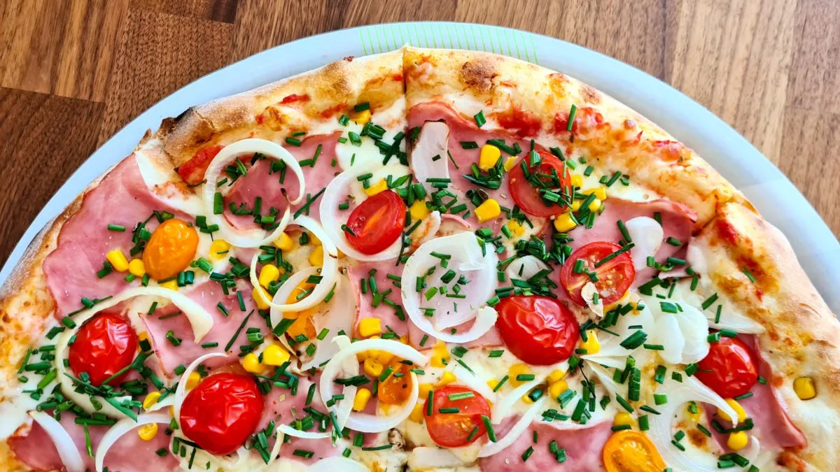 Zdjęcie Ile waży pizza 30 cm? Zaskakujące różnice w wadze i dodatkach