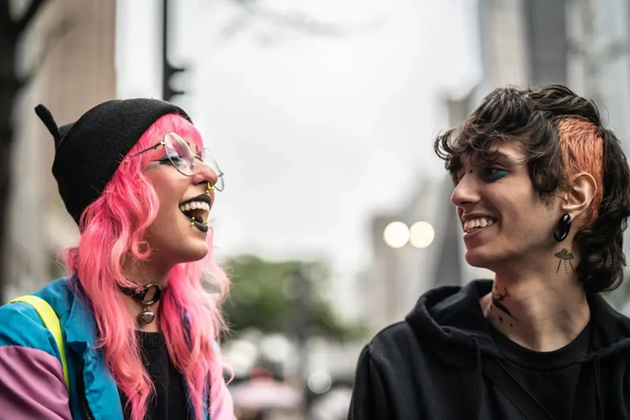 Zdjęcie Jak wygląda styl emo? Odkryj mroczne sekrety tej subkultury