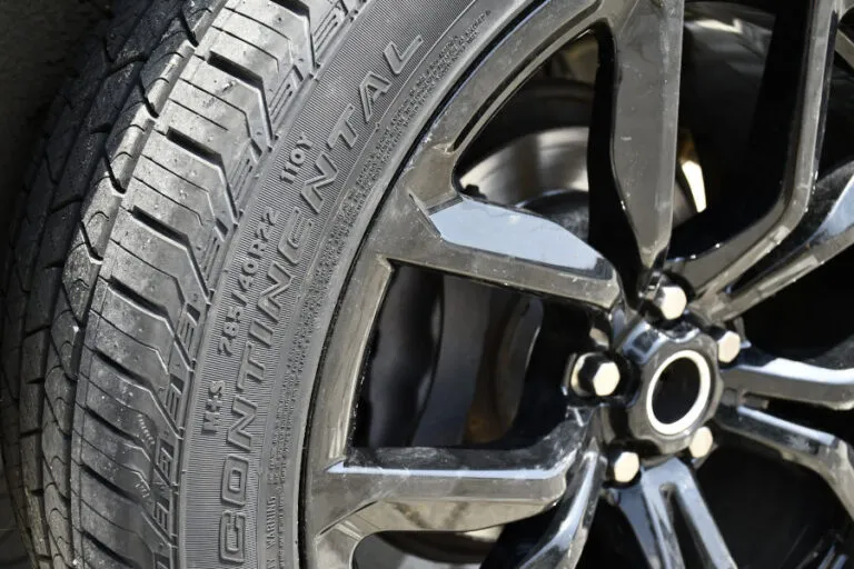 Zdjęcie Jak założyć opony kierunkowe, aby uniknąć niebezpieczeństwa na drodze