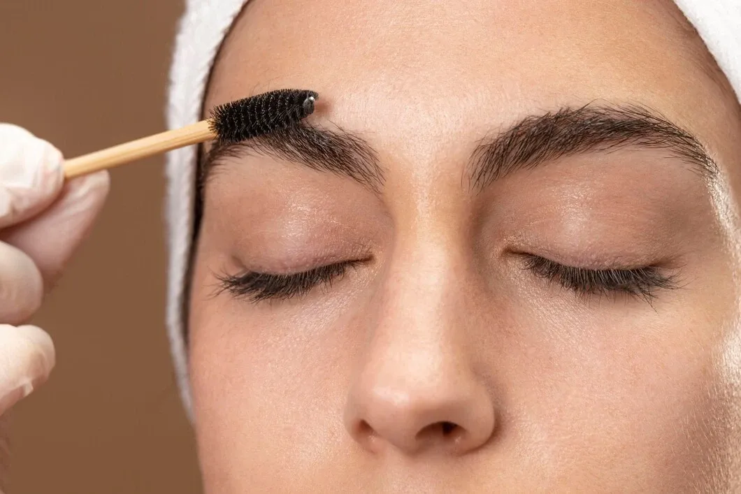 Zdjęcie Najpierw henna czy laminacja – jak uniknąć błędów w zabiegach brwi?
