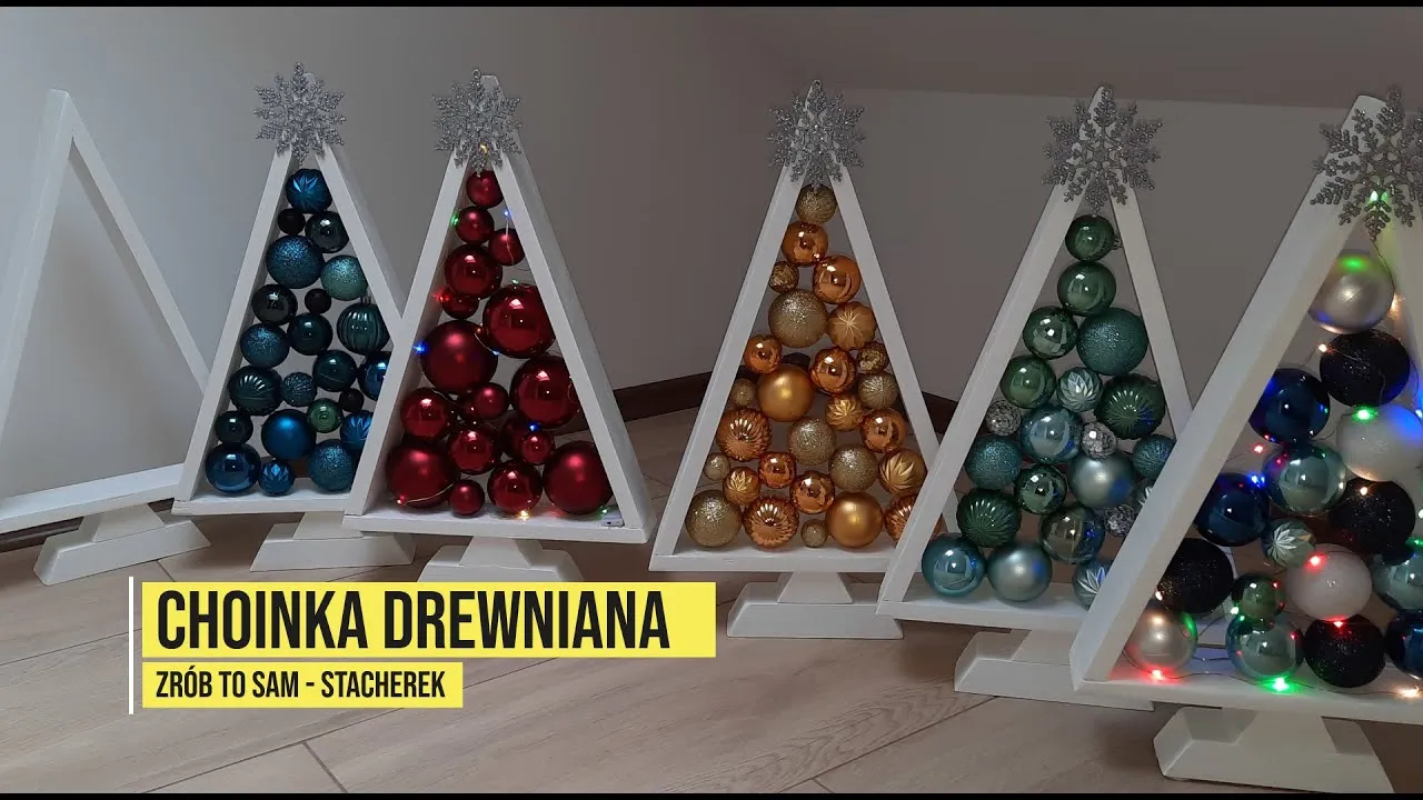 Zdjęcie Drewniana choinka z bombkami: Świąteczna dekoracja DIY