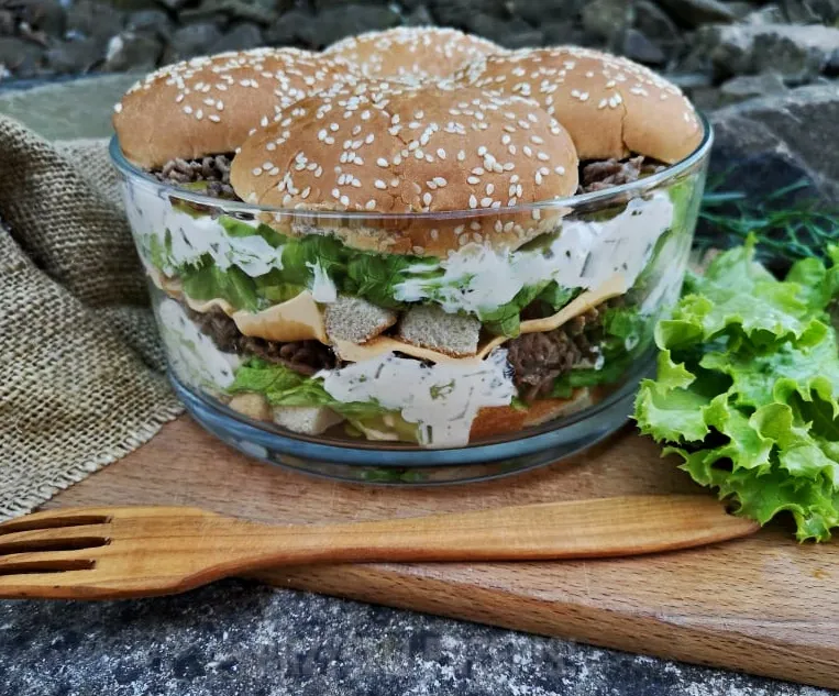 Zdjęcie Najlepsza sałata do burgera, która nie zwiędnie pod gorącym mięsem