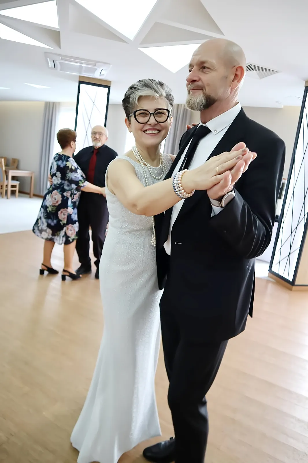 Zdjęcie Jak się ubrać na wesele po 50, aby czuć się elegancko i komfortowo