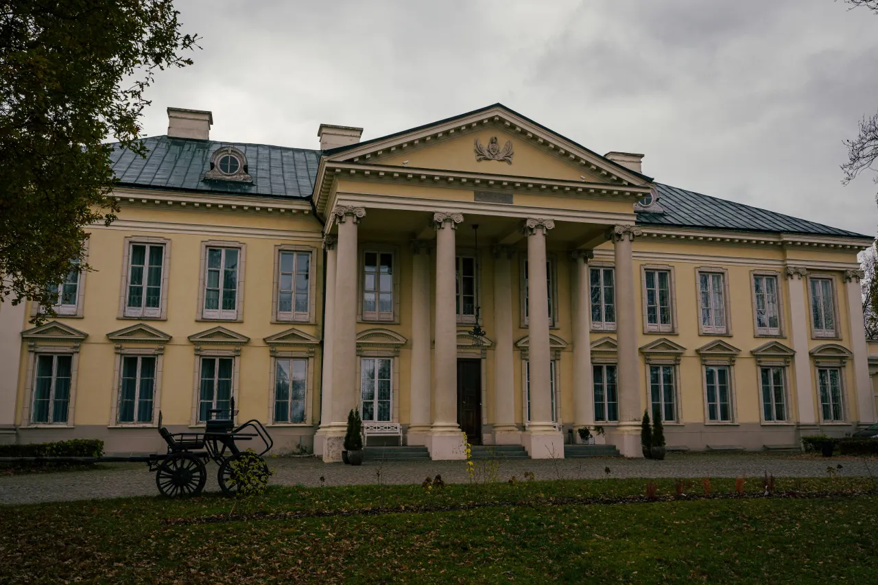 Zdjęcie Pałac Walewskich w Walewicach: Fascynująca historia i piękne noclegi