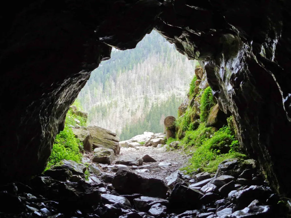 Zdjęcie Dolina Kościeliska: najpiękniejsze atrakcje i jaskinie do zobaczenia w 2024