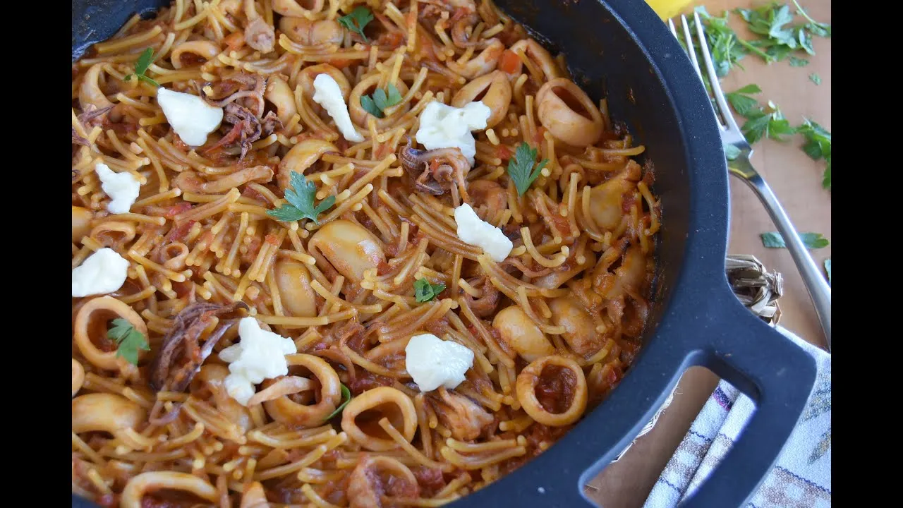 Zdjęcie Deliciosa fideuá con calamares: receta fácil y consejos prácticos