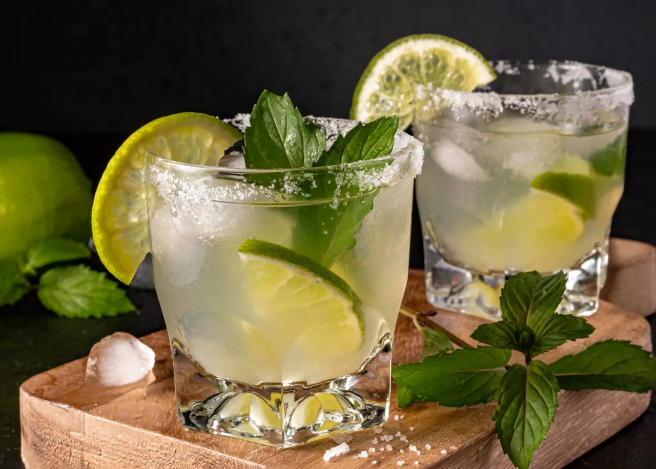 Zdjęcie Orzeźwiające drinki z miętą i cytryną - proste przepisy na lato