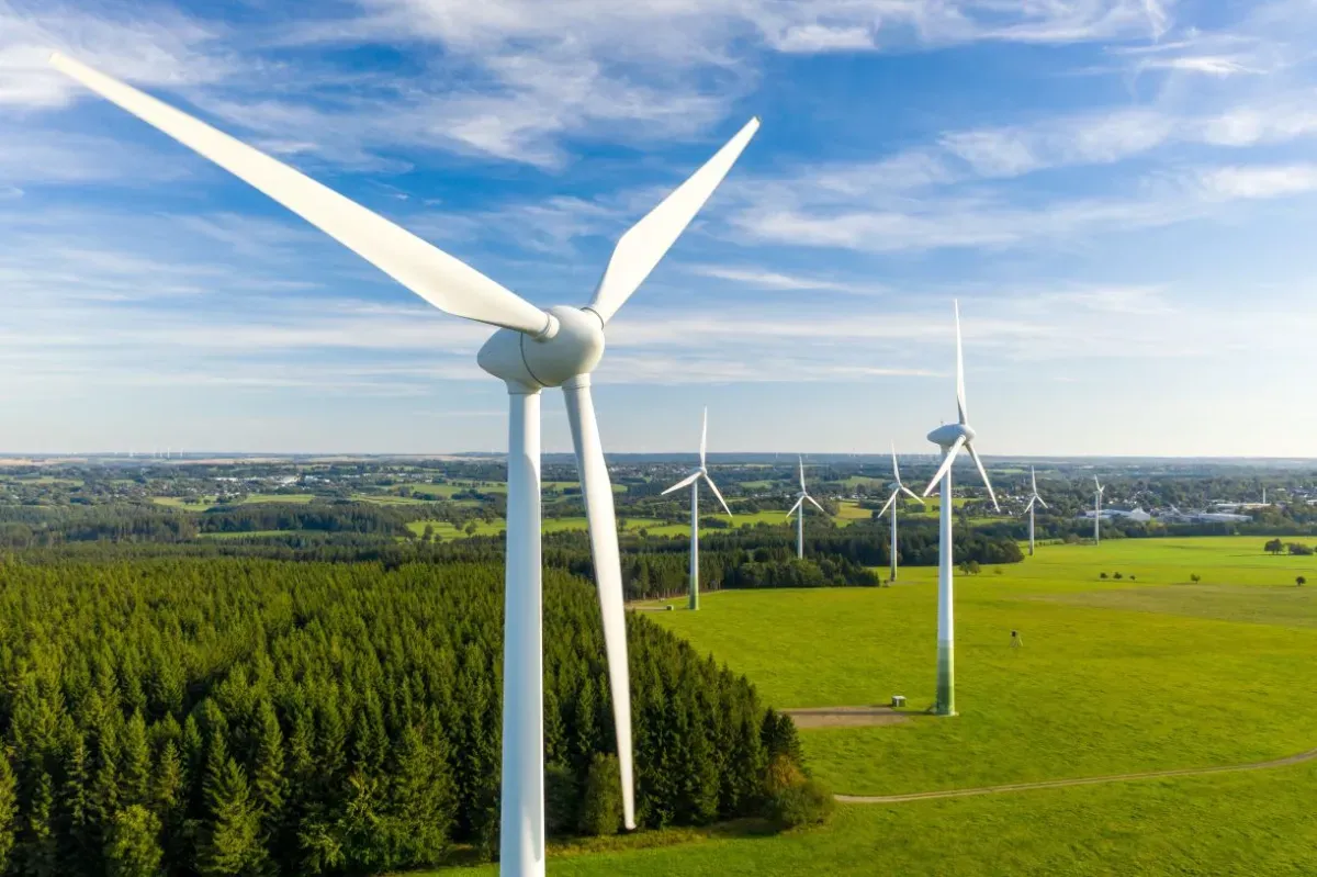 Zdjęcie Dlaczego warto budować elektrownie wiatrowe i jakie są ich korzyści?