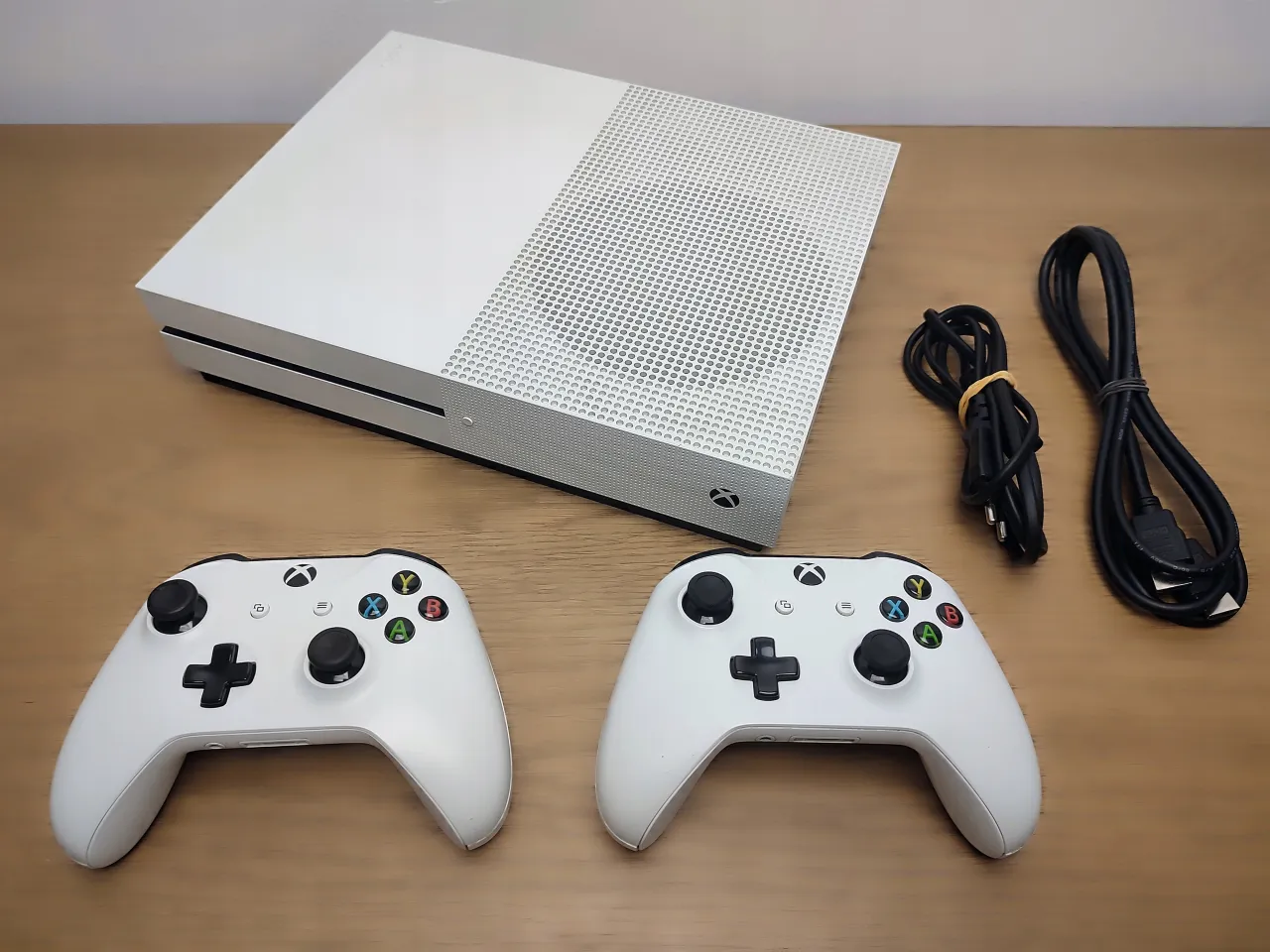 Zdjęcie Xbox One S z 2 padami: Czy ta oferta obecnie jest najlepsza na rynku?