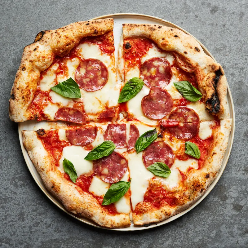 Zdjęcie Najlepsze dodatki do pizzy z salami – co wybrać, by podbić jej smak?