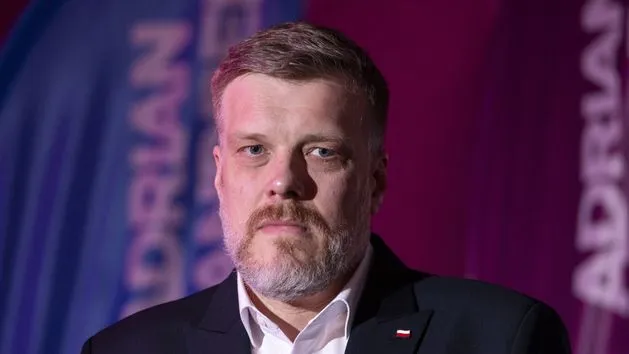 Zdjęcie Ile zarabia Adrian Zandberg? Szokujące fakty o jego dochodach