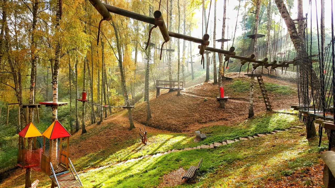 Zdjęcie Park linowy Kletno - emocjonujące atrakcje i trasy dla każdego