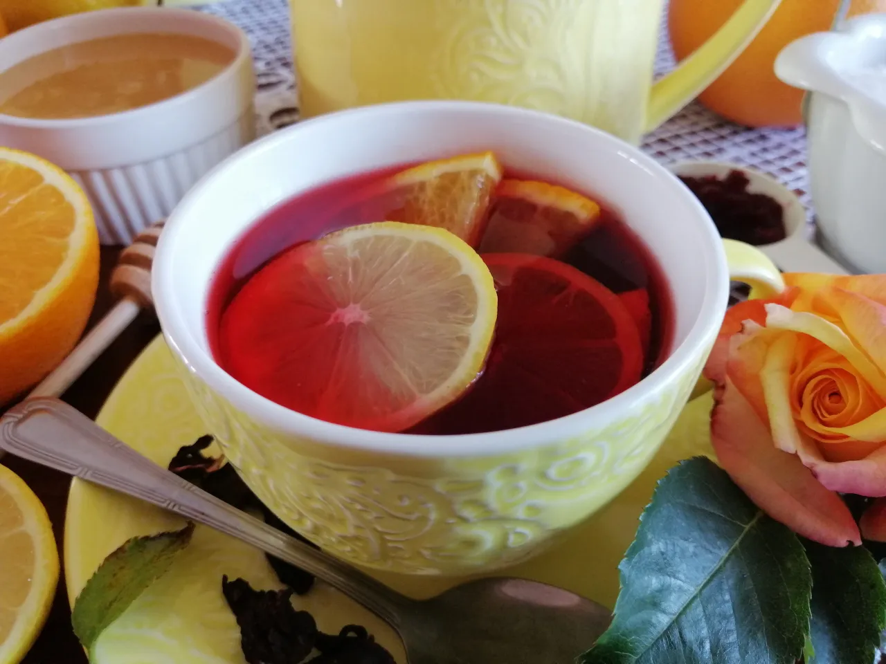 Zdjęcie Domowa herbata z hibiskusa - prosty przepis na orzeźwiający napój krok po kroku