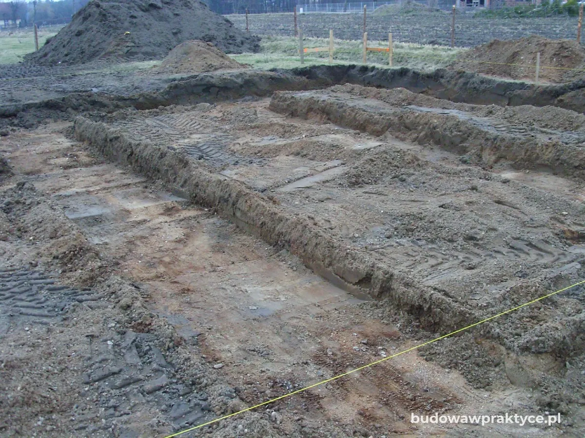 Zdjęcie Wykop pod ławy fundamentowe: Jak prawidłowo wykonać i uniknąć błędów