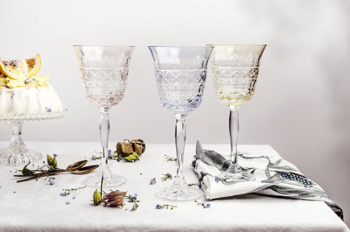 Zdjęcie Ile ml ma lampka wina? Odkryj standardowe pojemności kieliszków