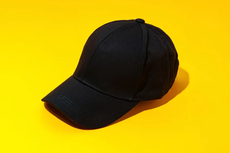 Zdjęcie Jak wyprać czarną czapkę z daszkiem, aby jej nie zniszczyć?