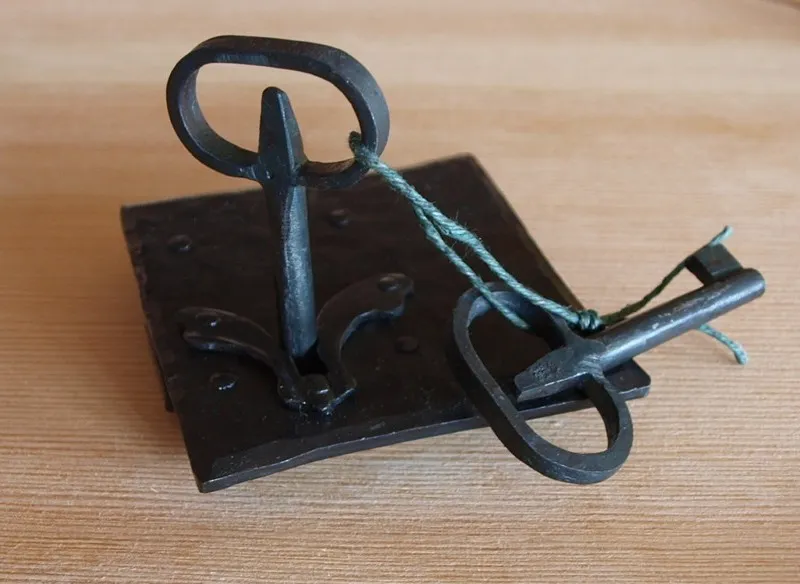 Zdjęcie Zamek metalowy z pałąkiem w kształcie litery U - bezpieczne rozwiązanie dla Twojego mienia