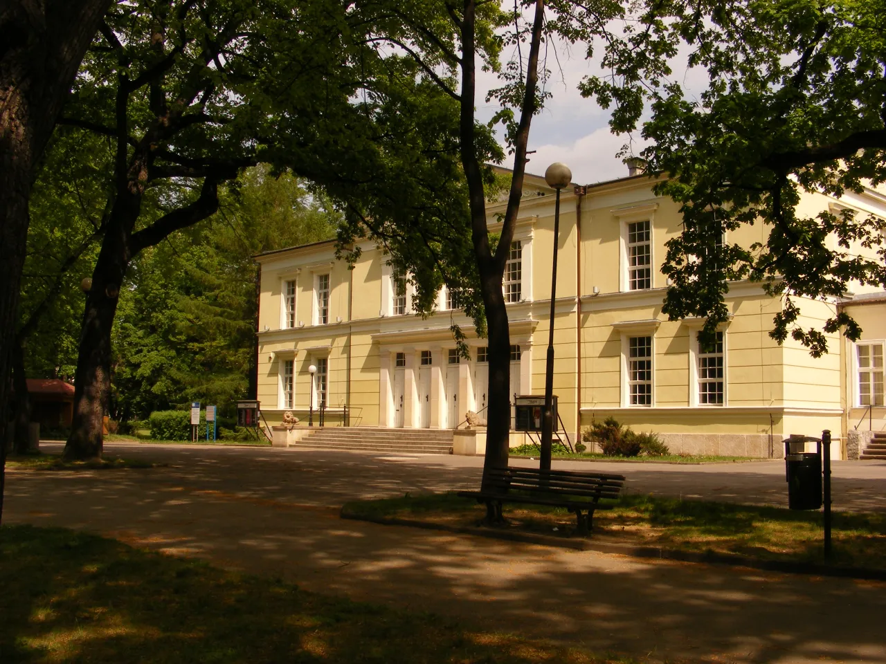 Zdjęcie Teatr Cieplice: Fascynująca historia i architektura w sercu uzdrowiska