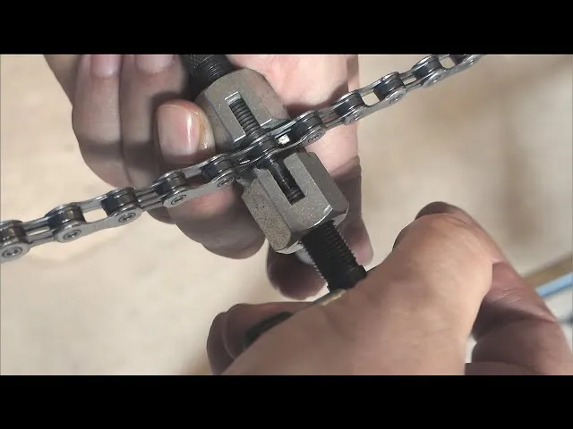 Zdjęcie Jak założyć spinkę do łańcucha motocyklowego - uniknij błędów przy montażu
