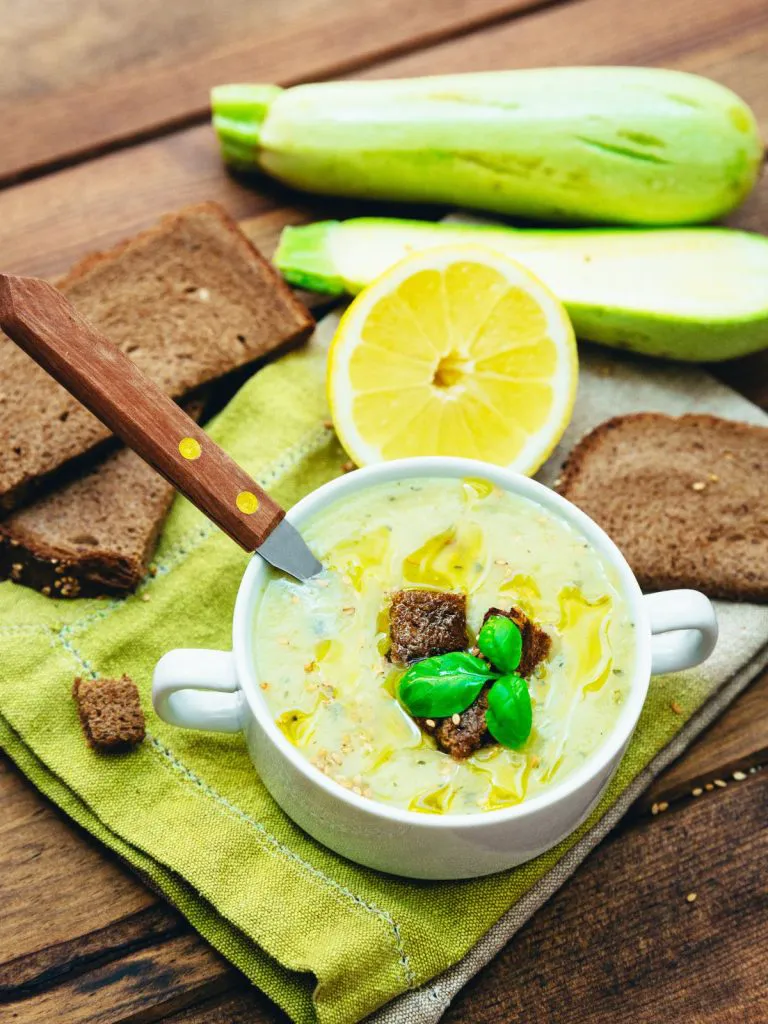 Zdjęcie Jak zrobić zupę krem z cukinii, która zachwyci smakiem i zdrowiem