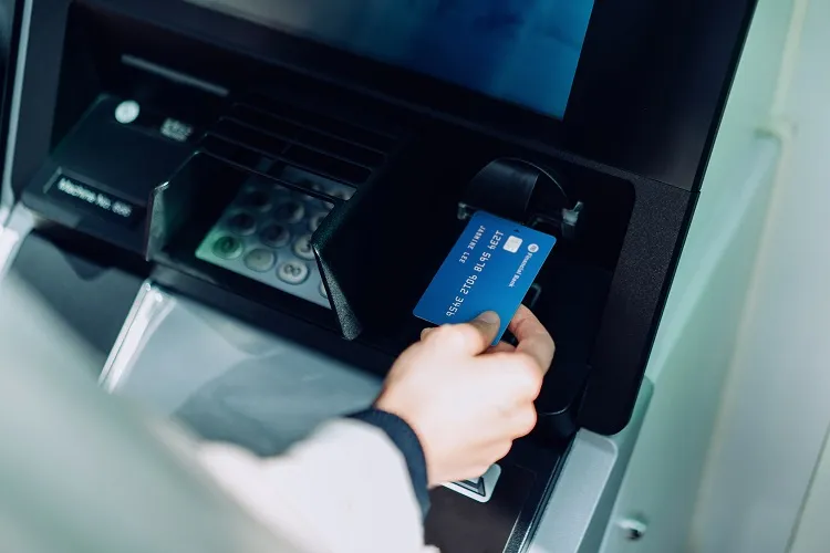 Zdjęcie Którą Stroną Wkładać Kartę do Bankomatu? Jak Włożyć Kartę do Bankomatu w 2023