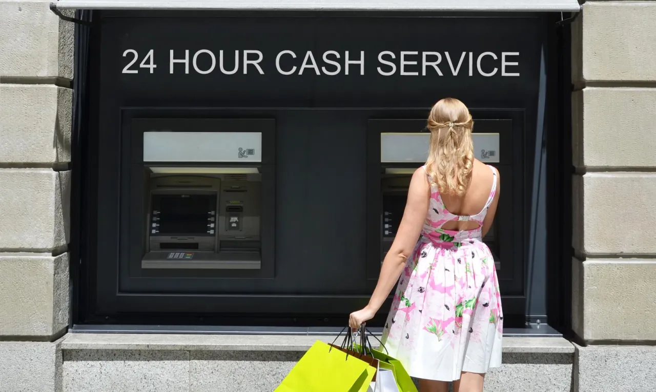 Zdjęcie Ile można wypłacić z bankomatu Pekao? Sprawdź maksymalny limit